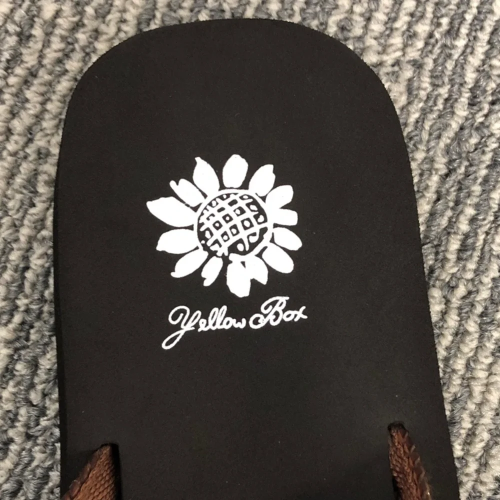 NWOT! Yellow Box Woven Brown Flip Flops Size 9M - Picture 2 of 10